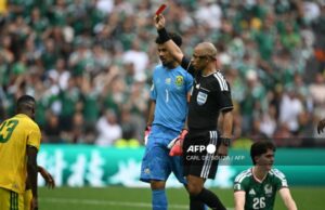 Nine-man South Africa lose to Mexico in World Cup opener